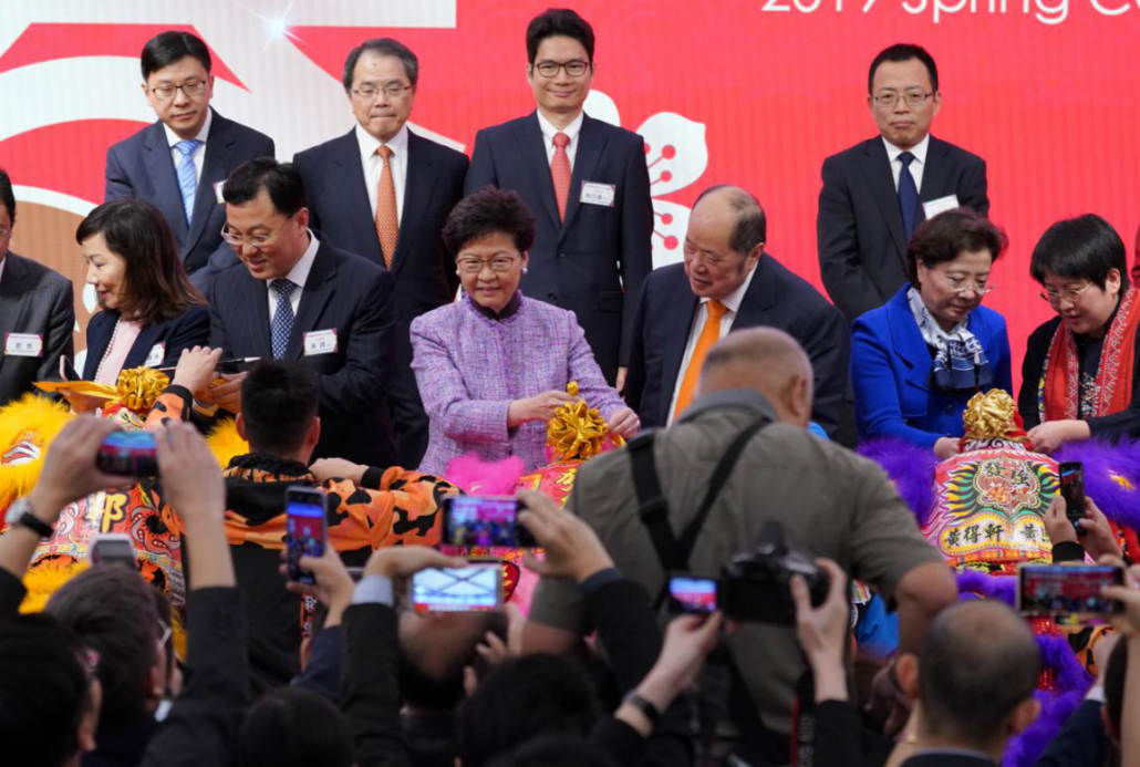 香港特别行政区行政长官林郑月娥为醒狮簪花挂红 香港特别行政区行政长官林郑月娥为醒狮簪花挂红